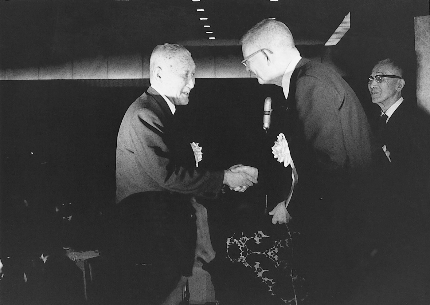 Профессор Деминг и президент
           Toyota Фукио Накагава на церемонии вручения премии Деминга (1965)